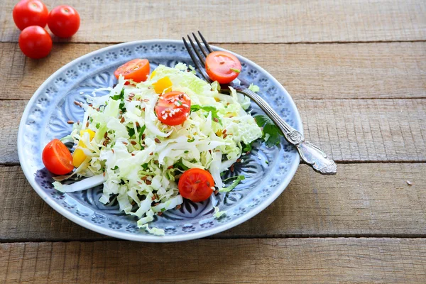 Plantaardige salade met chinese kool — Stockfoto