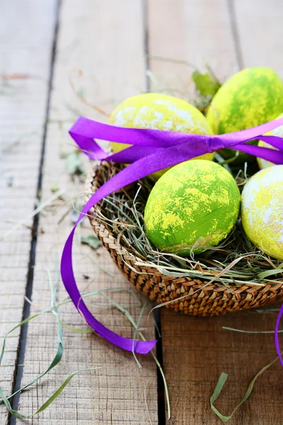 Basket with decorated Easter egg — Stock Photo, Image