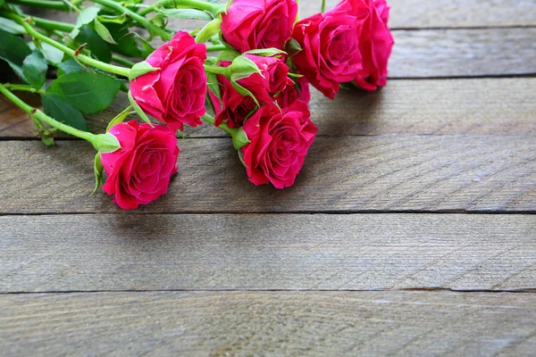 Rosa sobre fondo de madera —  Fotos de Stock