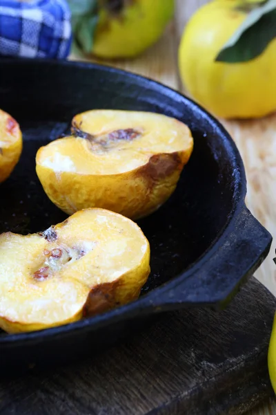 Mitades de membrillo asado con miel — Foto de Stock