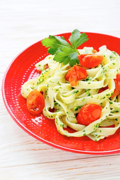 Tagliatelle těstoviny s rajčaty — Stock fotografie