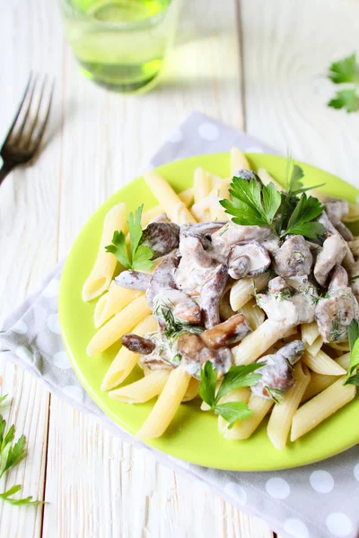 Pasta con champiñones y salsa de crema — Foto de Stock