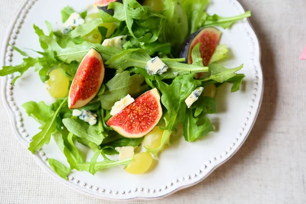 Salade aux figues, fromage et raisins, vue sur le dessus — Photo