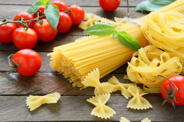 domates ve fesleğen ile makarna ürünleri