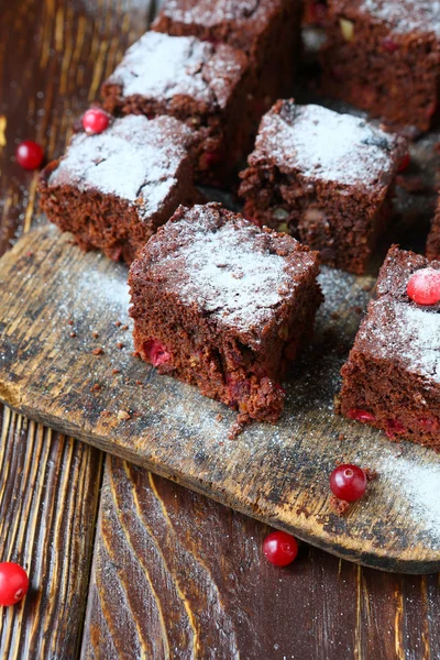 Schokoladenkuchen mit Preiselbeeren, Brownie rustikal — Stockfoto