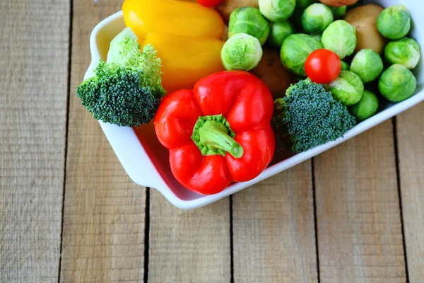 Beaucoup de légumes frais dans le plat — Photo