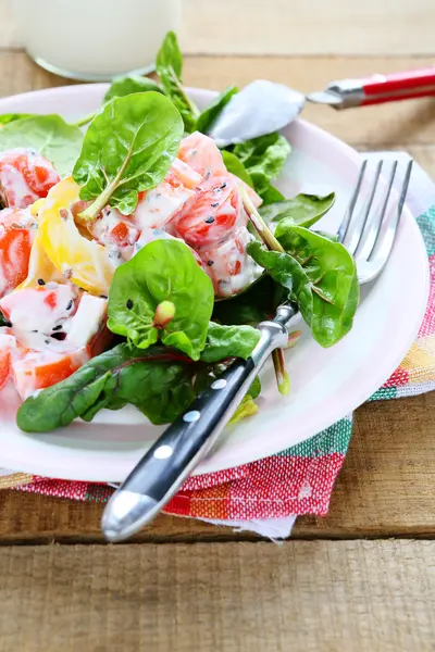 Ensalada de verduras frescas con yogur griego — Foto de Stock