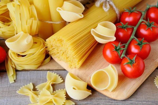 Pasta sortiment med tomat — Stockfoto