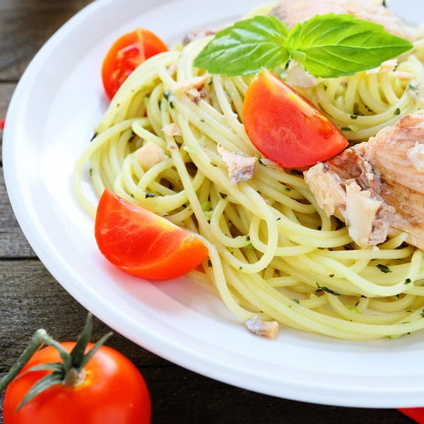 Spaghetti met vis en groenten — Stockfoto