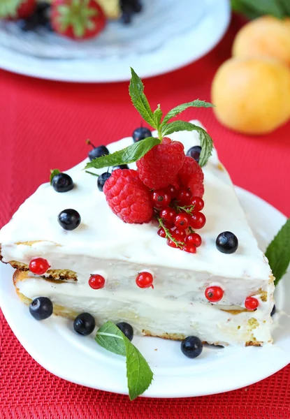 Cake met zomer bessen — Stockfoto