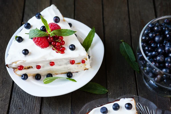 Sponge pie with summer berries — Stock Photo, Image