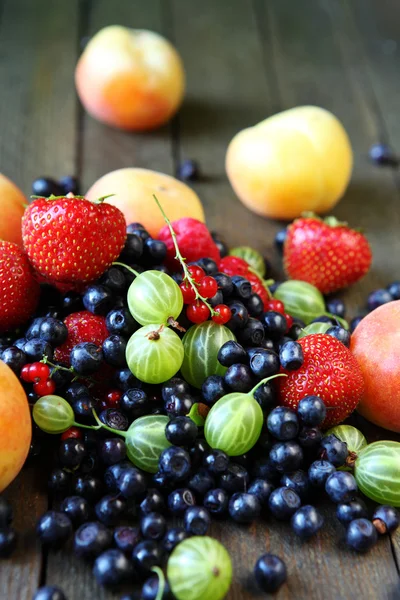 Stos świeże owoce na stole — Zdjęcie stockowe