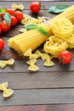 pişmemiş makarna ve malzemeler