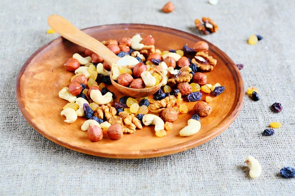 Mezcla de frutos secos en placa de cerámica —  Fotos de Stock