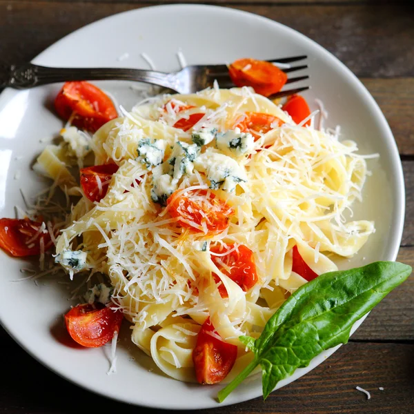 Pasta med riven parmesan — Stockfoto