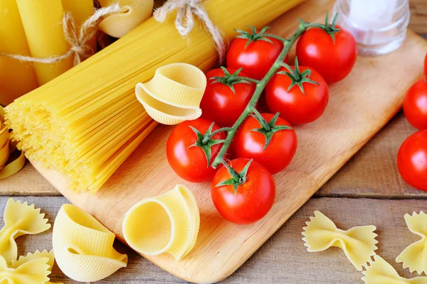 未煮熟的意大利面食和西红柿 — 图库照片