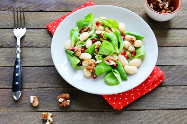 sağlıklı ve parlak beyaz fasulye salatası