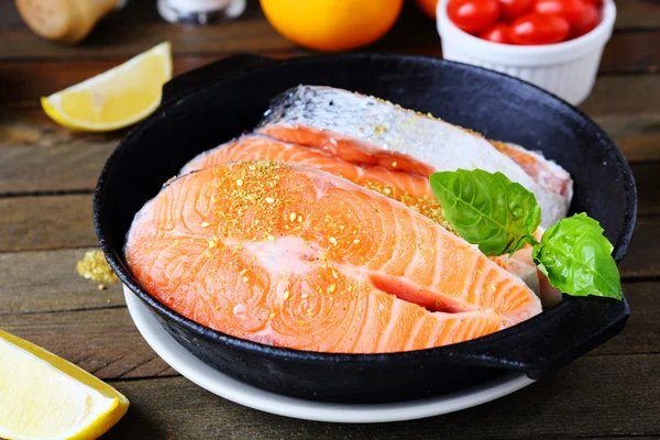 Filetes de salmón crudo en la sartén —  Fotos de Stock