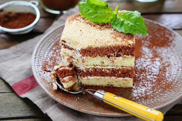 Delicious cream cake with cocoa — Stock Photo, Image