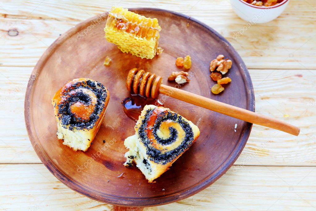 rolls with poppy seeds and honey