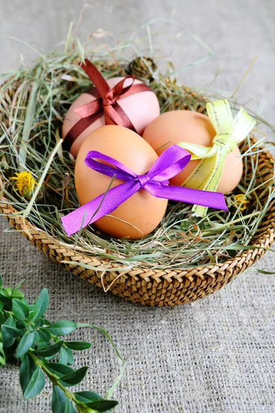 Basket with easter egg with ribbon — Stock Photo, Image