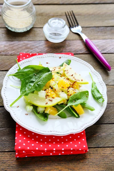 Frischer Salat mit Apfel und Sellerie — Stockfoto