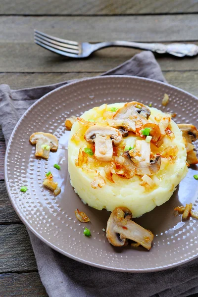 Картопляне пюре зі смаженими грибами — стокове фото