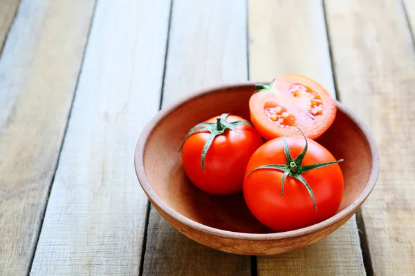 Tomates rojos maduros en un tazón — Foto de Stock