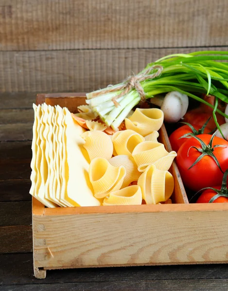 Ongekookte pasta in houten kist — Stockfoto
