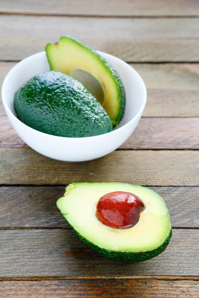 Frische Avocado in einer weißen Schüssel — Stockfoto