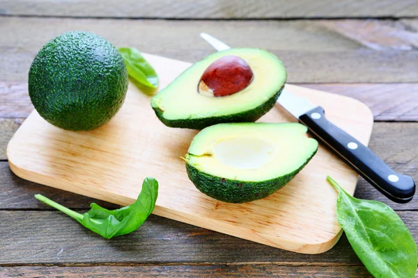 Свежий авокадо на кухонной доске — стоковое фото