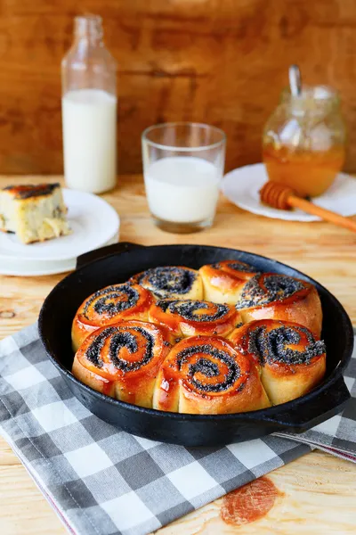 Bollos con semillas de amapola y miel — Foto de Stock