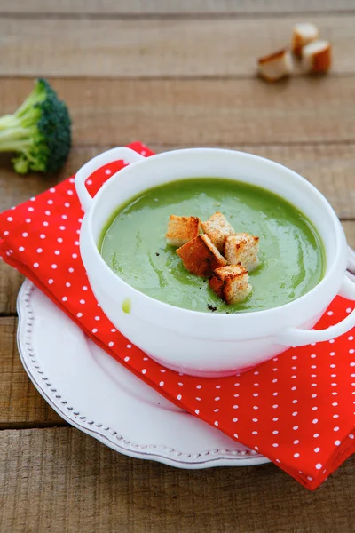 Green vegetable cream soup with croutons — Stock Image Green vegetable cream soup with croutons Stock Picture