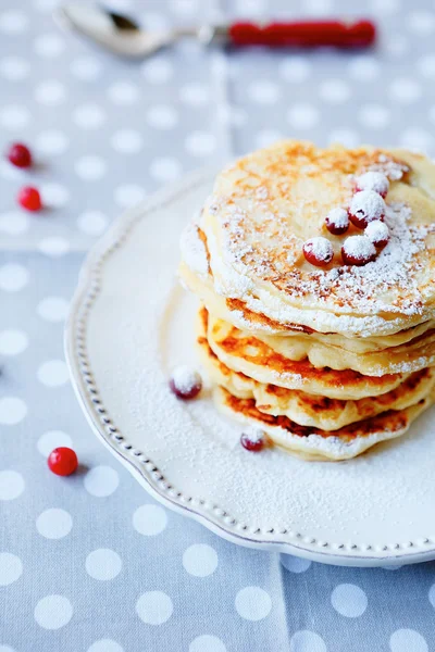 Pannkakor Med bär till frukost — Stockfoto