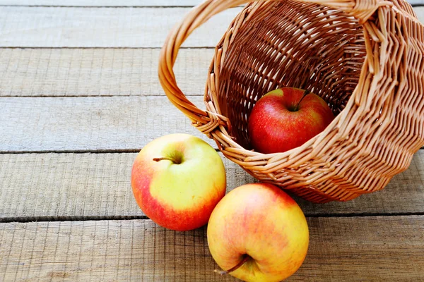 Fresh apples in the basket — Stock Photo, Image