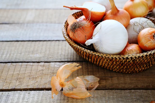 Oignons frais blancs et bruns dans un panier — Photo