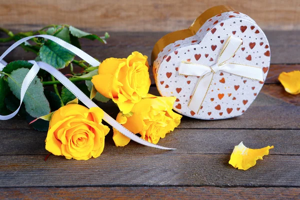 Bouquet di rose e un regalo, giorno di San Valentino — Foto Stock