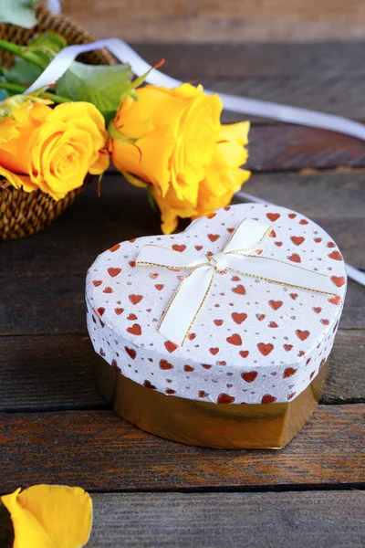 Herzförmige Valentinstag Geschenk-Box und Rosen — Stockfoto