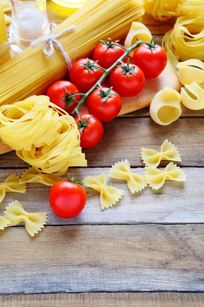 Pasta y tomates cherry —  Fotos de Stock