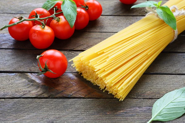 Spagetti och körsbärstomater — Stockfoto