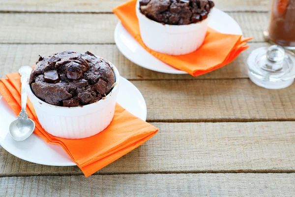 Chocolade cupcake voor het ontbijt — Stockfoto