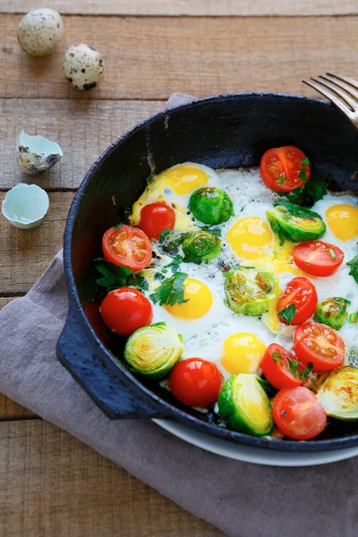 Healthy and nutritious breakfast - fried eggs with vegetables — Stock Photo, Image
