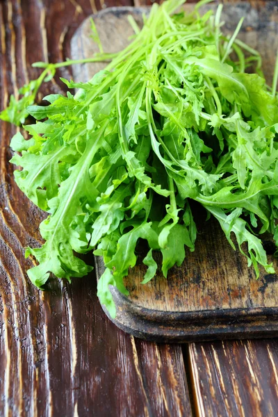 Färska gröna rucola på sallad — Stockfoto