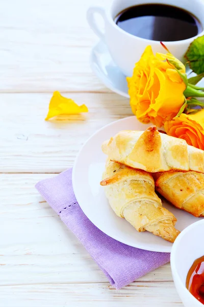 Frühstück - Croissants und Kaffee — Stockfoto