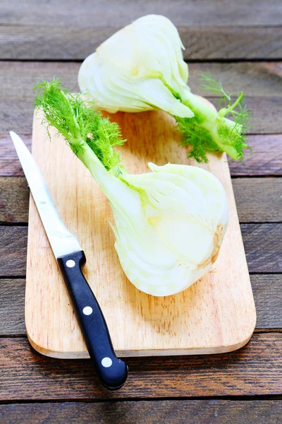 Hinojo fresco en una tabla de cortar — Foto de Stock