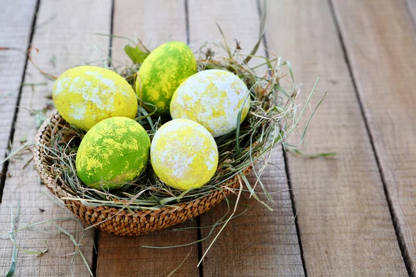 Желто-зеленые пасхальные яйца — стоковое фото