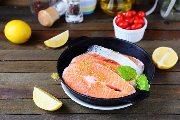 Filete de salmón preparado para cocinar —  Fotos de Stock