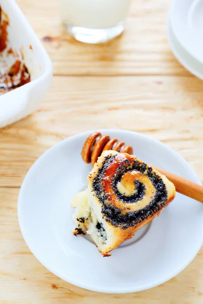 Bollo de miel con semillas de amapola — Foto de Stock