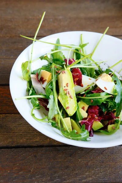 Salat mit frischer Avocado — Stockfoto