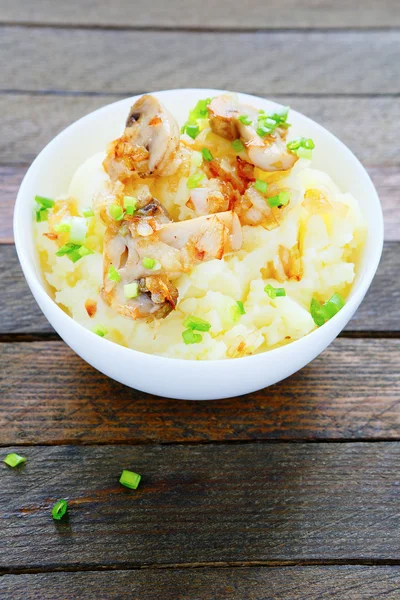 Potatismos med svamp och salladslök — Stockfoto